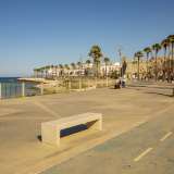 Siamo a nord-ovest del centro, raggiungibile comodamente passeggiando sul lungomare �nuovo� riqualificato nel 2011 su progetto dell�architetto catalano Oriol Bohigas. Sul lato mare il grigio del calcestruzzo a vista � smorzato dalla presenza di alte palme e bassi tamerici...